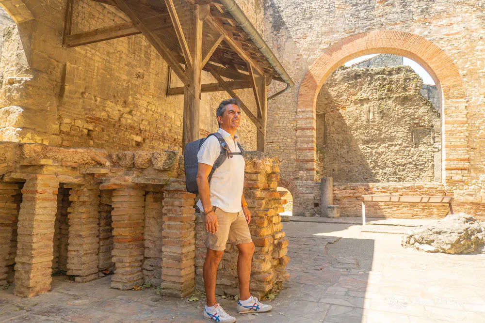 Fotografía de diegoenfrance.com del interior de las Termas de Constantino en Arles, perfecta para viajeros interesados en qué ver en Arles con historia y arquitectura
