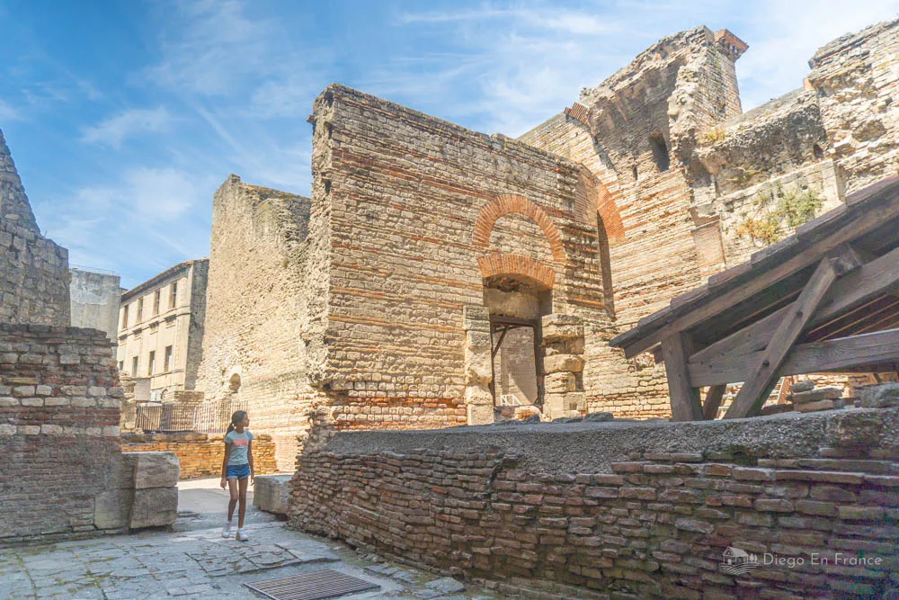 Fotografía de diegoenfrance.com explorando las Termas de Constantino en Arles, un sitio histórico clave para comprender la vida en la antigua Roma