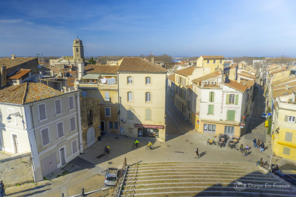 Photo by diegoenfrance.com showing the transition between Roman architecture and today's everyday life in Arles.