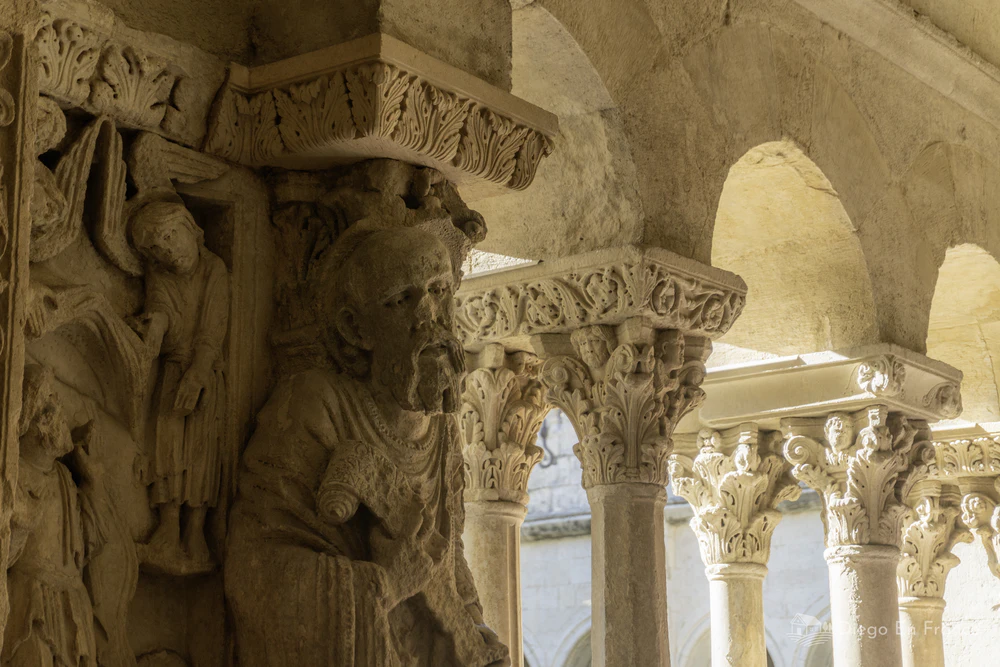 Photo by diegoenfrance.com with details of the stone carved art, ideal for those who love history and religious art in Arles.