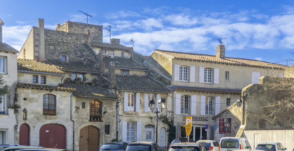 Photo by diegoenfrance.com showing the typical architecture of Arles, perfect for those seeking authenticity.