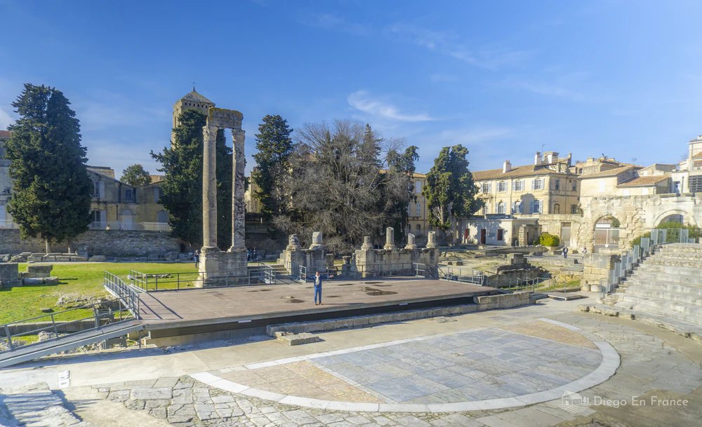 Photo by diegoenfrance.com highlighting the grandeur of the Roman theater, perfect to include in your itinerary in Arles.