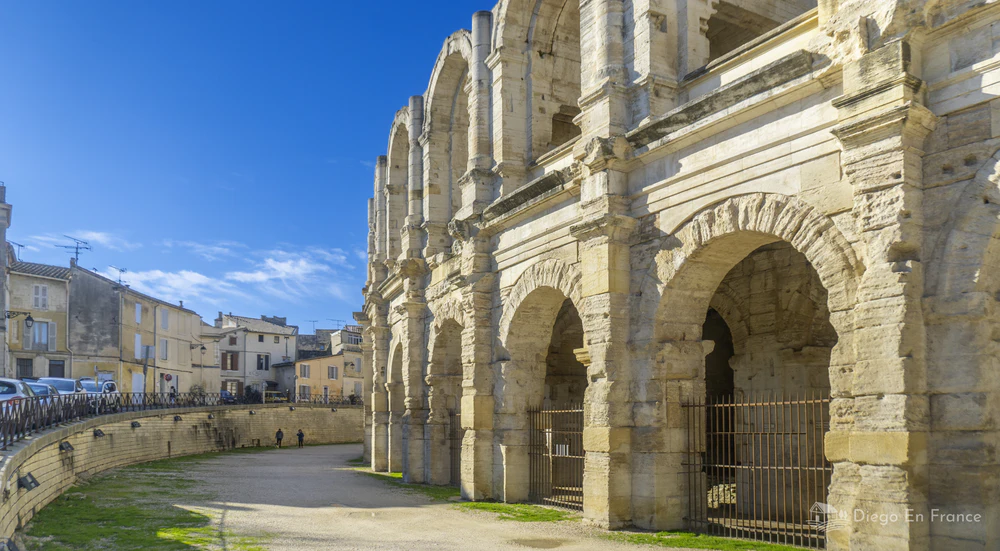 Photo by diegoenfrance.com showing the exterior arches of the Roman Colosseum, one of the most emblematic places to see in Arles.