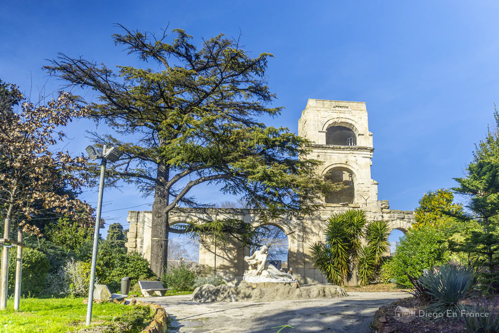 Photo by diegoenfrance.com showing the remains of the Roman theater in Arles, symbol of the historical and cultural legacy of the city.