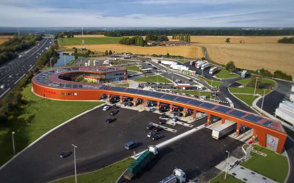 Photo by diegoenfrance.com showing a rest and toll area, ideal for planning how to drive in France in comfort.