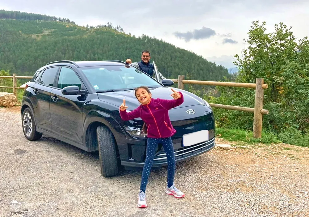 Photo from diegoenfrance.com showing a father and daughter before hitting the road—an example of driving in France with family.