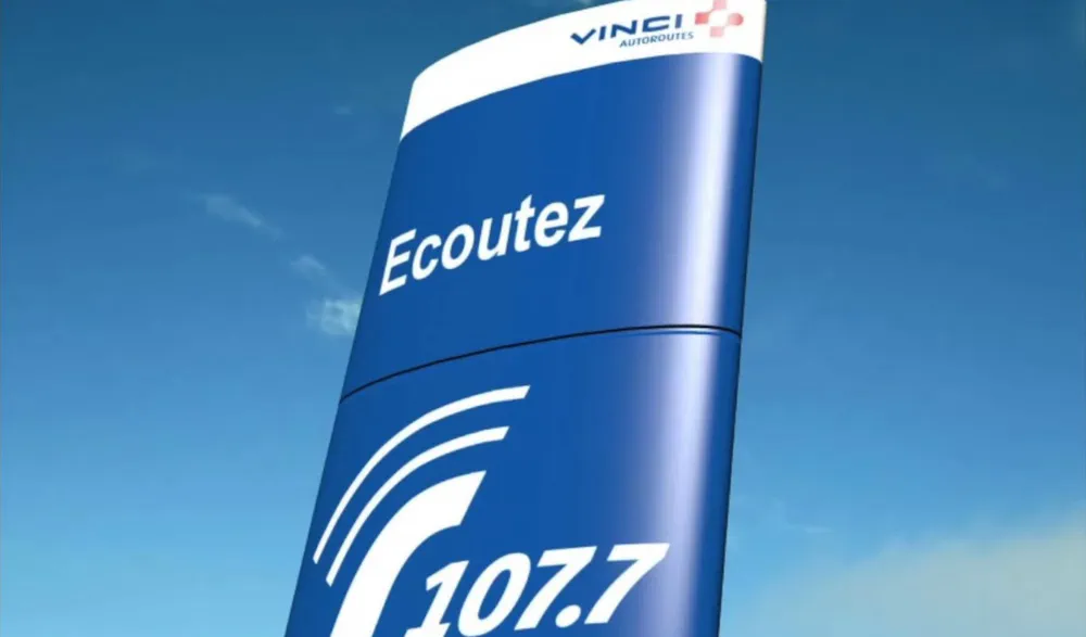 French highway sign indicating the frequency of real-time traffic information.