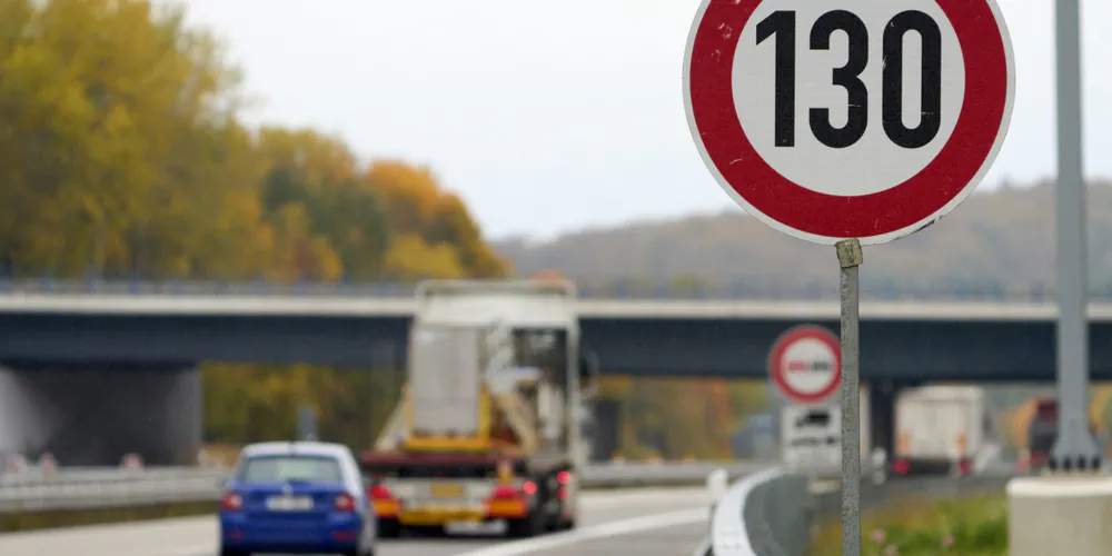 French driving rules: Speed limit sign, essential to know how to drive safely in France.