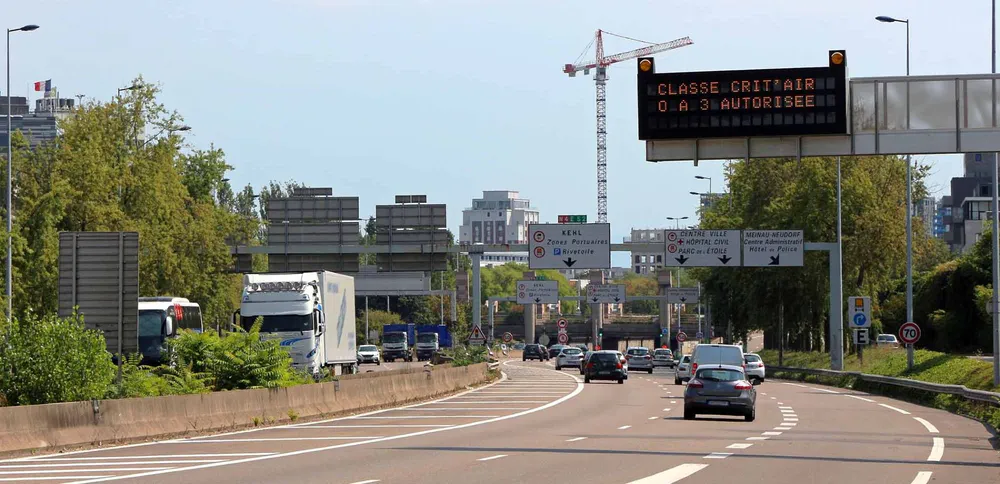 Real driving conditions on French highways—ideal for understanding how to drive in France on major roads.