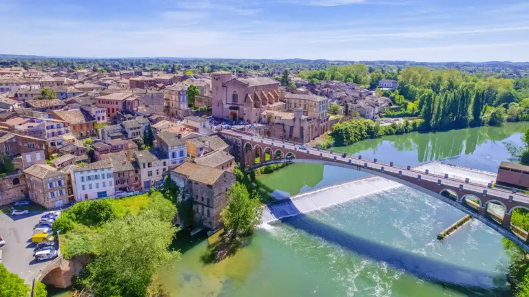 Foto de diegoenfrance, de una vista aerea de Gaillac y su puente en un día soleado