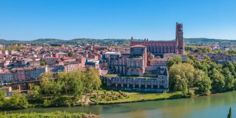 Foto de diegoenfrance, con una vista aerea de Albi y la Catedral de Santa Cecilia