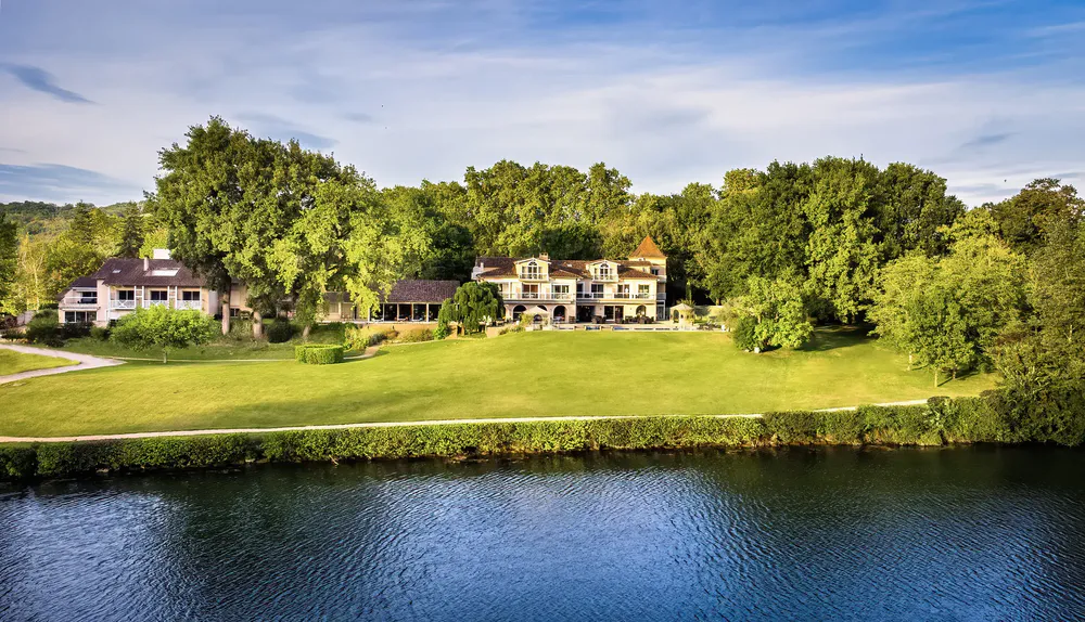 Qué hacer en Albi: relajarte en el Relais & Châteaux Hôtel La Réserve, junto al río Tarn.