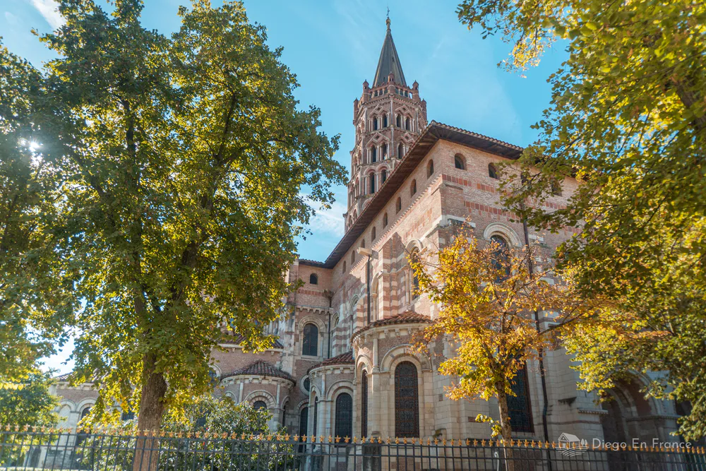 Photo by diegoenfrance.com capturing the Romanesque architecture of the Basilica of Saint-Sernin in Toulouse.