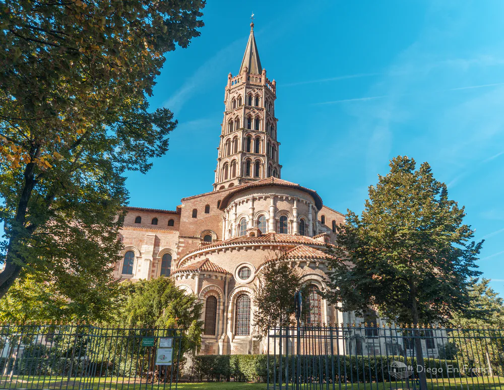 Fotografía de diegoenfrance.com mostrando la arquitectura y torre de la Basílica Saint-Sernin, símbolo del patrimonio de Toulouse.