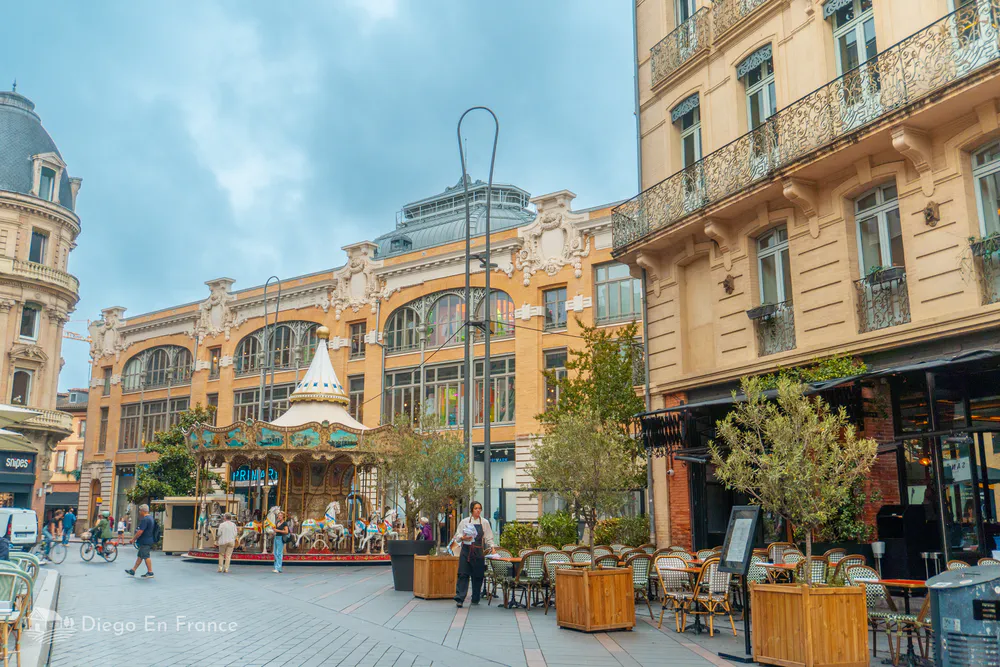 Fotografía de diegoenfrance.com mostrando la fachada y terrazas del Marché Victor Hugo, punto clave que visitar en Toulouse.