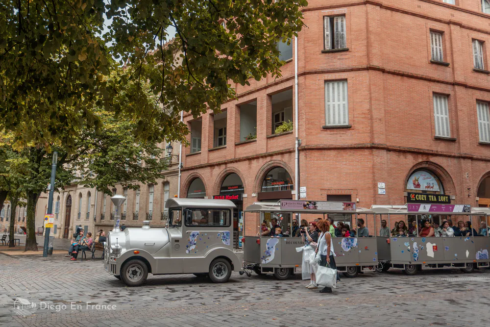Fotografía de diegoenfrance.com mostrando el tren turístico recorriendo el centro histórico de Toulouse.