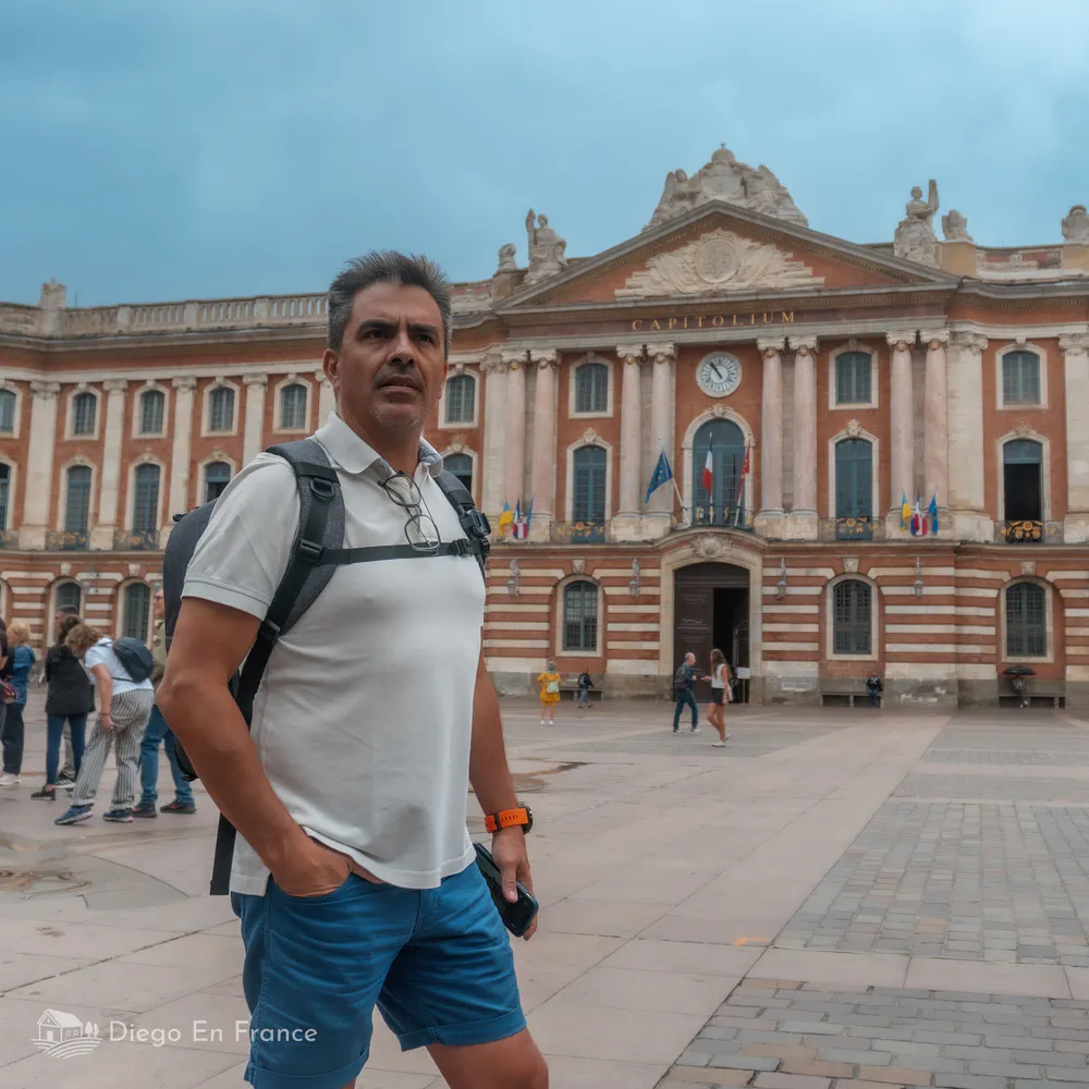 Fotografía de diegoenfrance.com mostrando la fachada del Capitole de Toulouse, sede del ayuntamiento y teatro de la ciudad.
