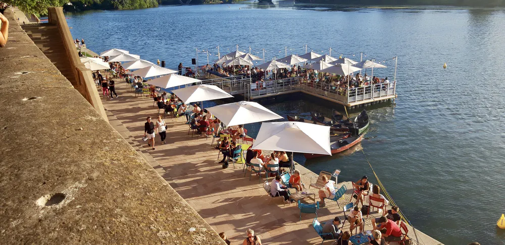 Toulouse in a day, relaxing on the riverbank in charming terraces