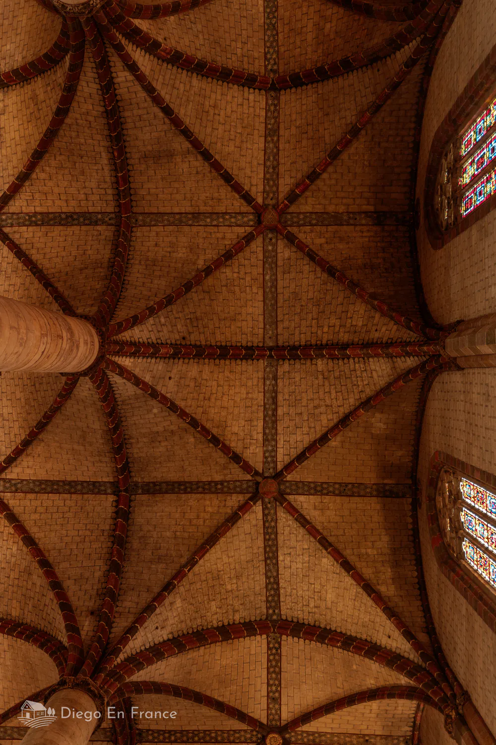 Fotografía de diegoenfrance.com mostrando las bóvedas del Couvent des Jacobins, uno de los lugares más bellos de Toulouse.