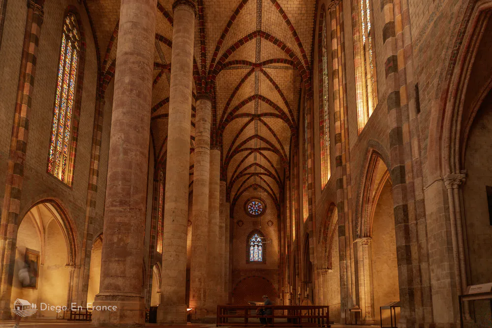 Fotografía de diegoenfrance.com mostrando las columnas y vitrales del Couvent des Jacobins en Toulouse.