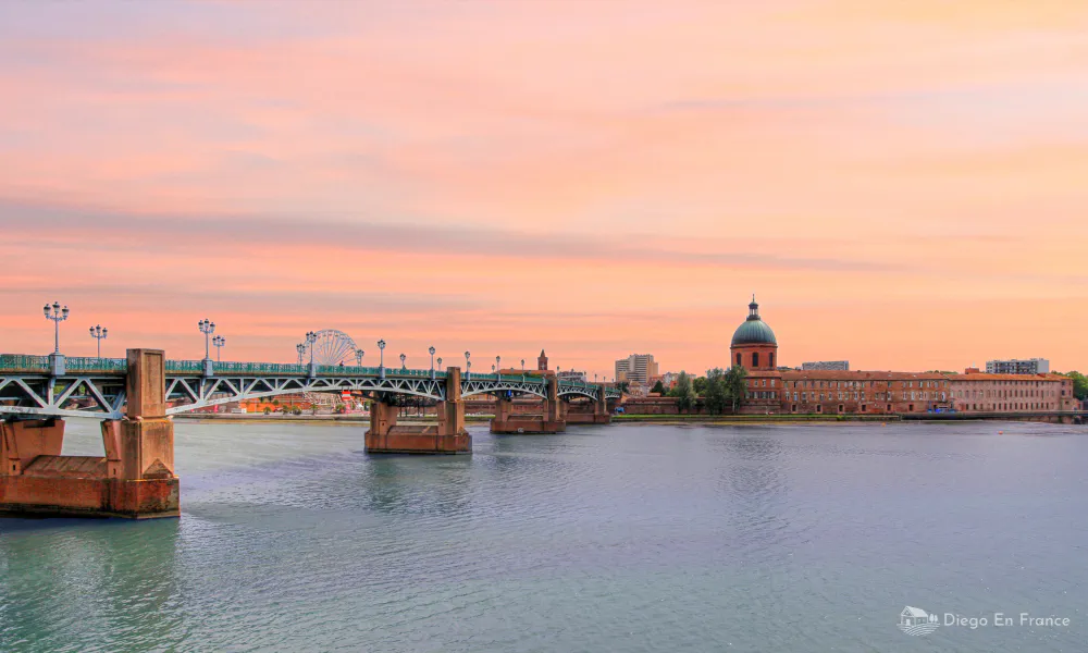 Pont Saint-Pierre Toulouse, sunset view and reflections on the Garonne in the Pink City