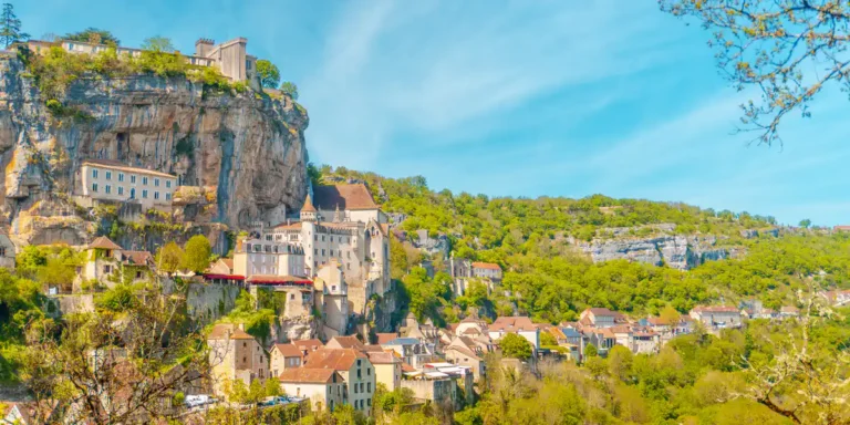 Foto de diegoenfrance.com del hermoso pueblo de Rocamadour, colgado de una colina. En Francia