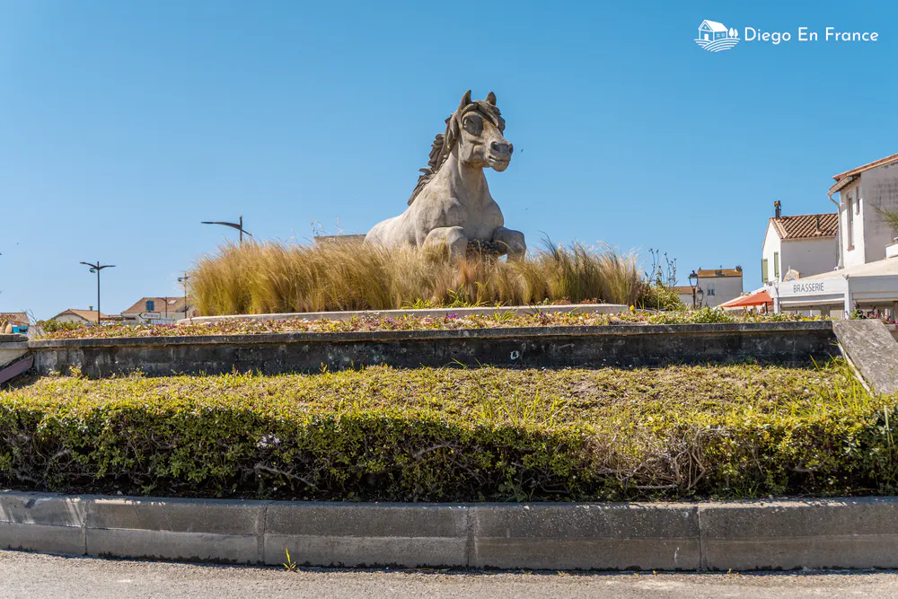 Photo par diegoenfrance.com d'un monument iconique en hommage au cheval de Camargue.