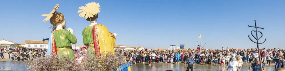 La procession gitane au bord de la mer pendant les pèlerinages