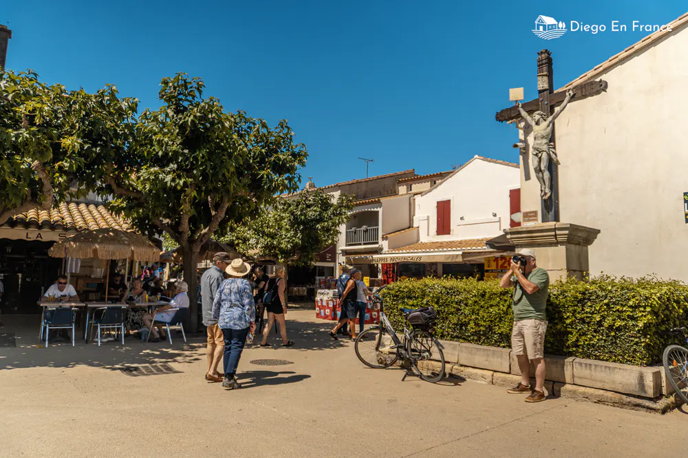 Photographie de diegoenfrance.com capturant l'essence du village : traditions, ombre et vie en plein air.