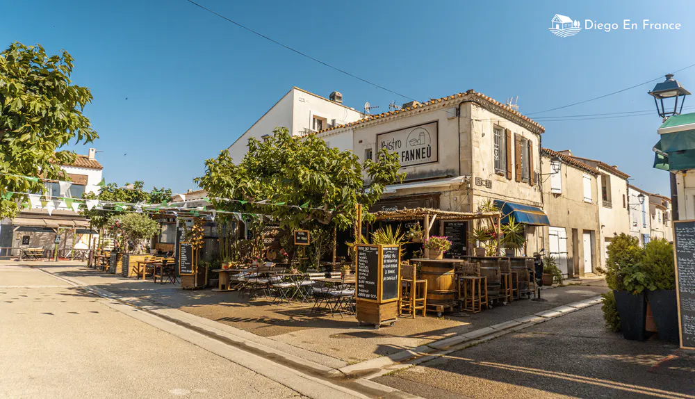Photographie de diegoenfrance.com d’un restaurant provençal dans une rue piétonne du centre historique