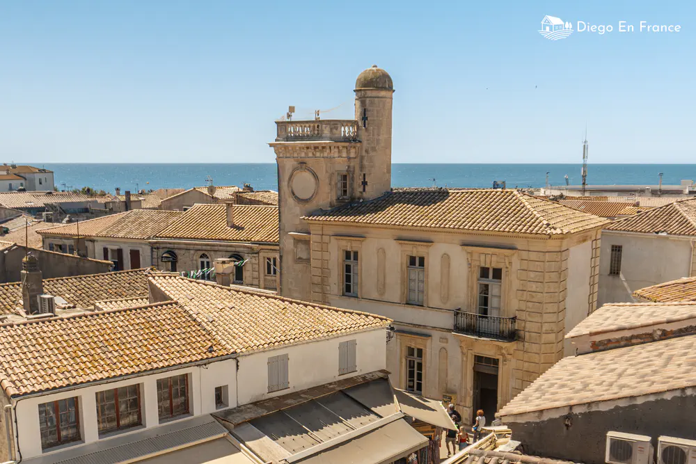 Photographie de diegoenfrance.com depuis les hauteurs du village, montrant son architecture et sa proximité avec la mer.