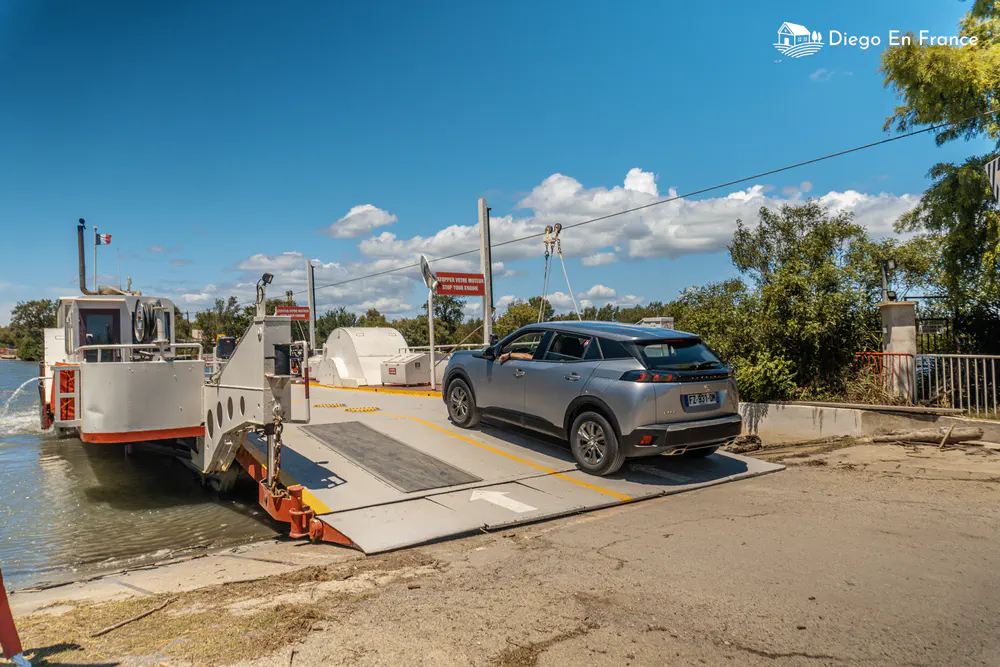 Photo de diegoenfrance.com de la traversée panoramique en ferry au milieu de la campagne camarguaise.
