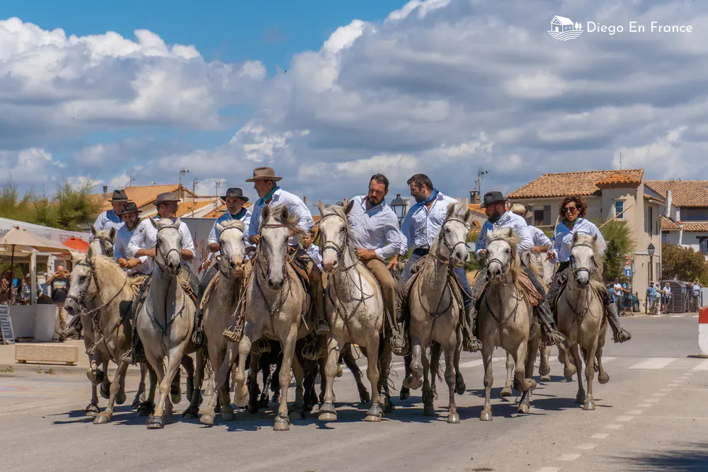 Photographie de diegoenfrance.com d’une cavalcade festive avec cavaliers en tenue typique dans les rues du village