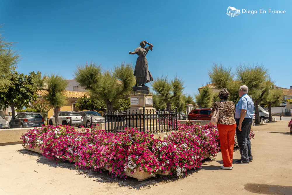 Photographie de diegoenfrance.com de l'hommage sculptural aux racines et aux traditions féminines de la Camargue.