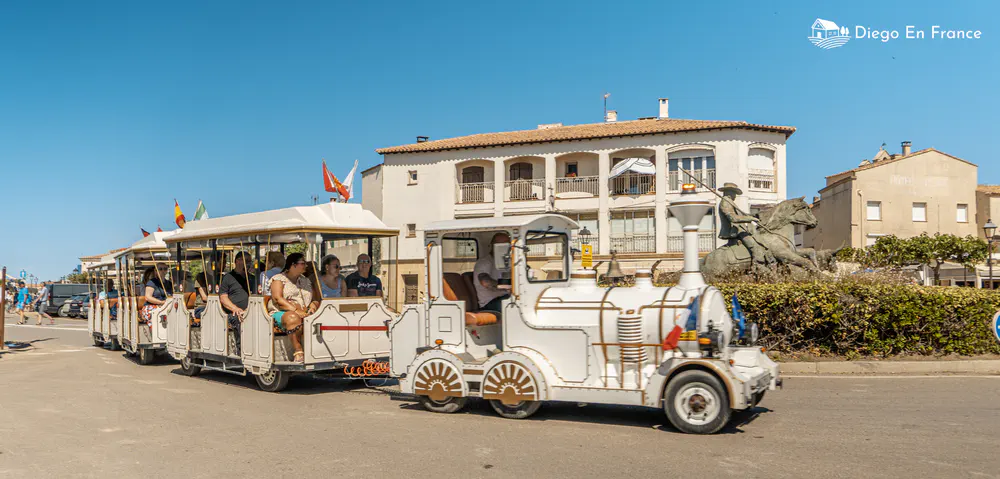 Photographie de diegoenfrance.com du petit train panoramique montrant le village lors d’une balade détendue