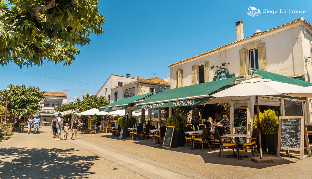 Photo par diegoenfrance.com de la vie locale au centre du village, avec repas en plein air.