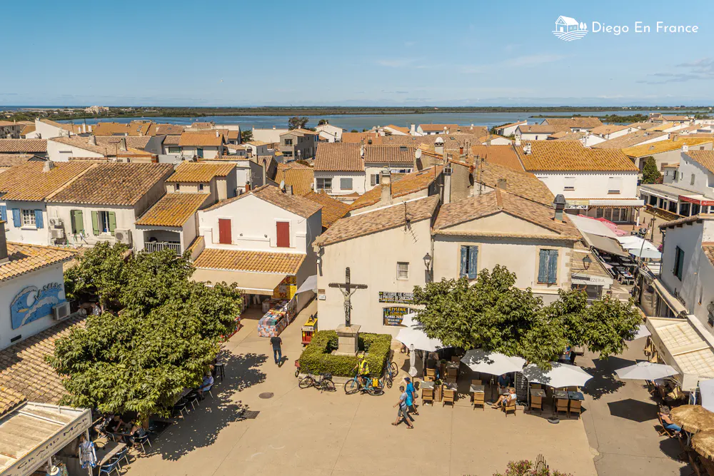Photographie de diegoenfrance.com du centre historique du village, entre marais et architecture traditionnelle