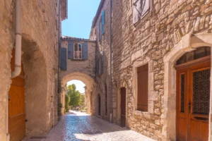Découvrez Vézénobres : Une Destination Inexplorée et Tranquille du Sud de la…