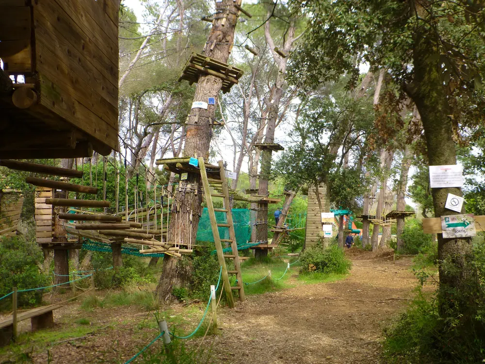 Circuito de tirolesas y puentes colgantes en un parque de aventuras en plena naturaleza provenzal. Fotografía de diegoenfrance.com