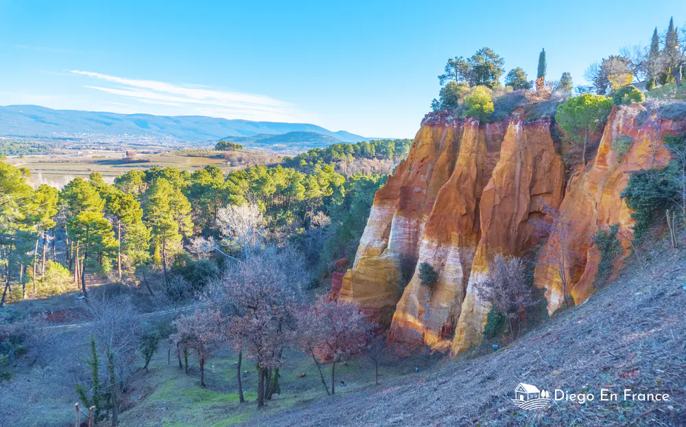 Paisaje de formaciones de roca ocre en el Colorado Provenzal de Rustrel. Fotografía de diegoenfrance.com