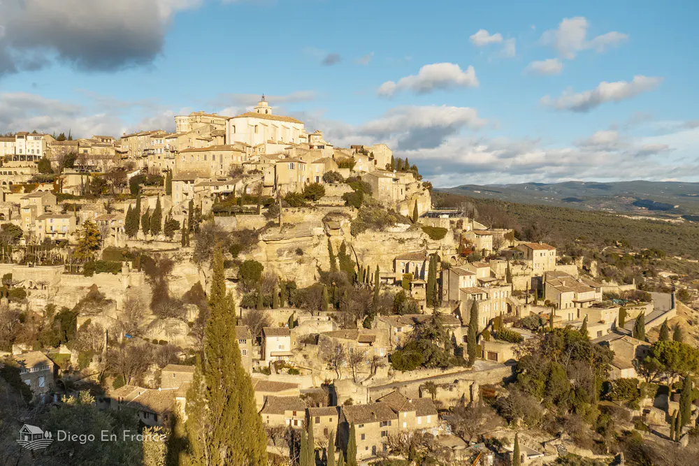 Vista panorámica del pueblo de Gordes construido sobre una colina con casas de piedra. Fotografía de diegoenfrance.com