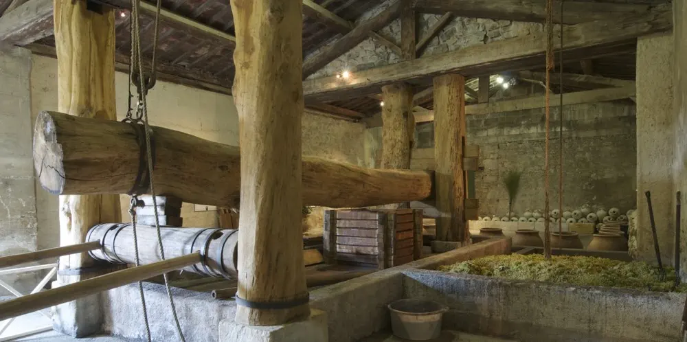 Recreación de una bodega romana con prensa de madera y ánforas, en un museo vitivinícola de la Provenza.