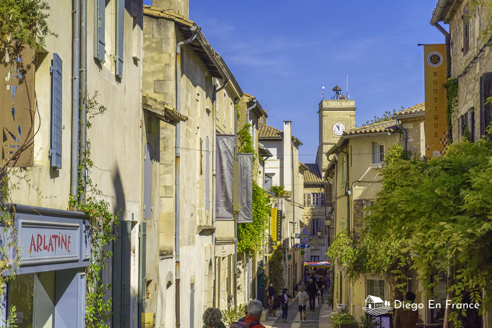 Calle empedrada con tiendas y arquitectura tradicional en un pueblo típico provenzal. Fotografía de diegoenfrance.com
