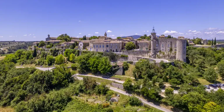 vista aerea de Lussan, uno de los pueblos mas bonitos de francia