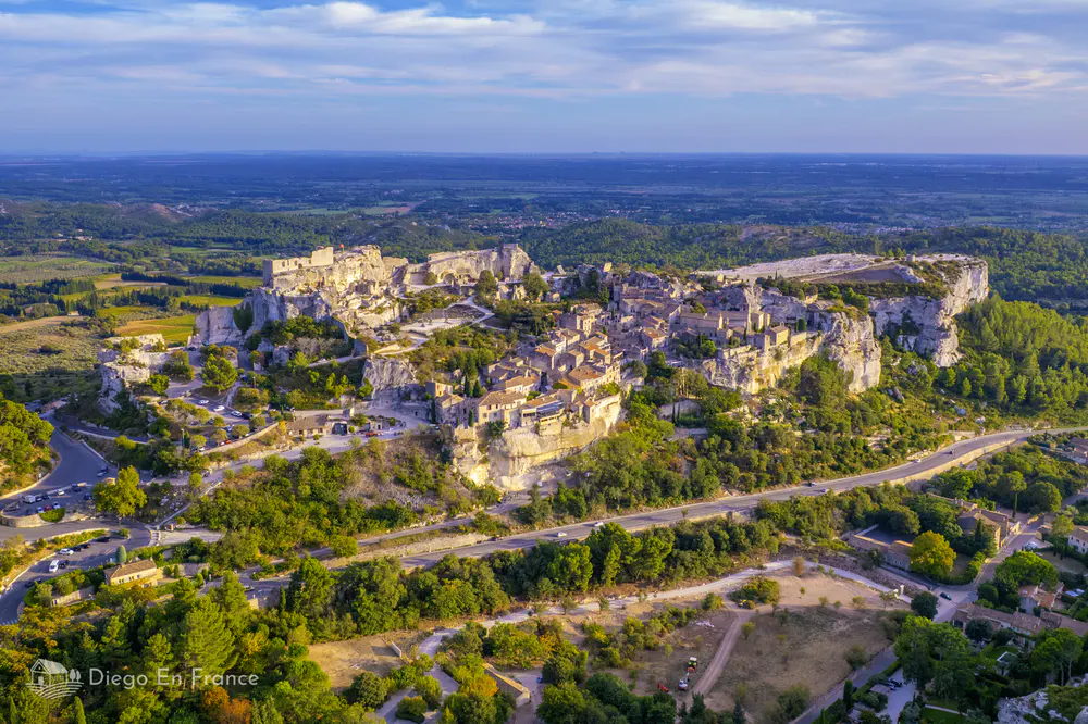 Vista aérea del conjunto fortificado de Les Baux-de-Provence sobre un promontorio rocoso. Fotografía de diegoenfrance.com