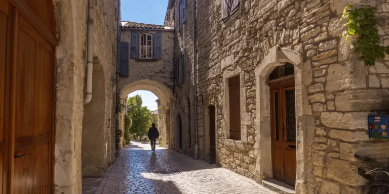 Foto de una de las callejuelas empedradas del hermoso pueblo de Vezenobres, sur de Francia