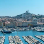 Vista aerea del puerto de Marsella, con la catedral sobre la colina en el fondo
