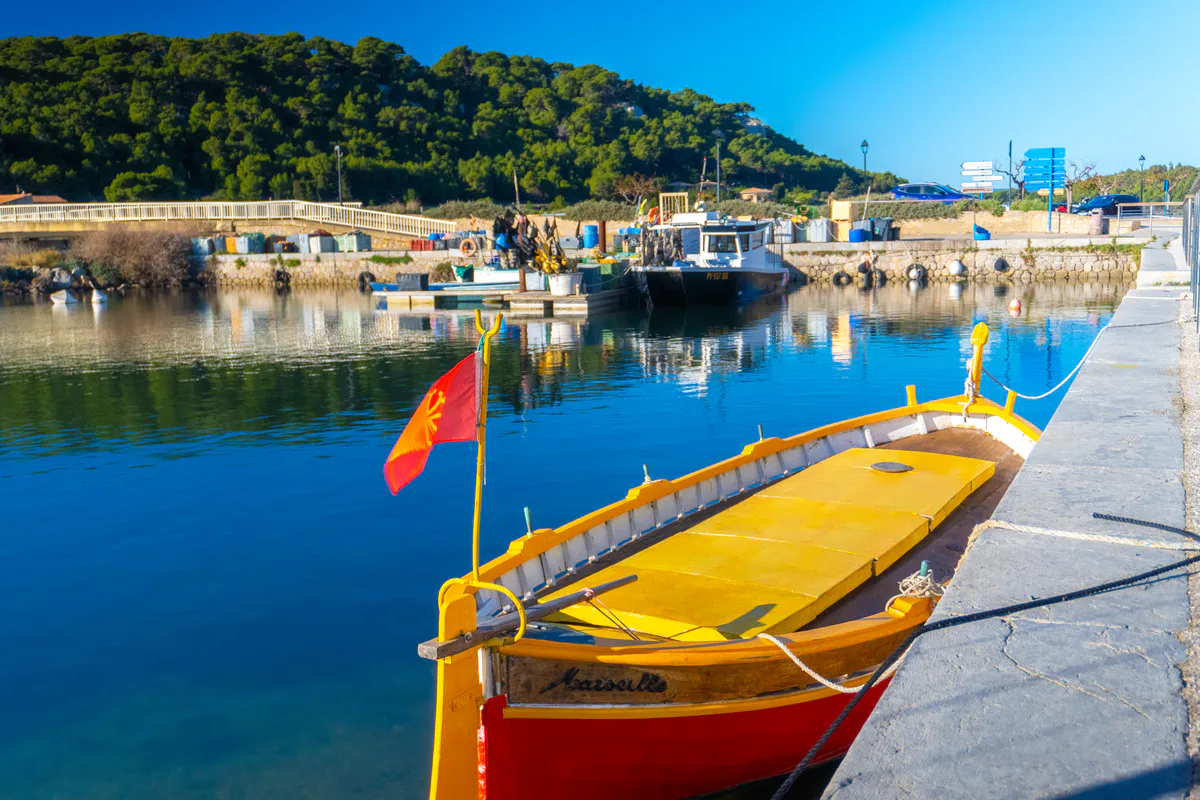Photographie de diegoenfrance.com d'un bateau traditionnel dans le port de Gruissan.