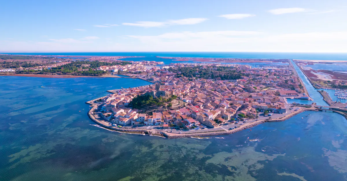 Photographie de diegoenfrance.com d'une vue aérienne de Gruissan et de sa côte méditerranéenne.