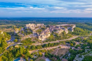 Visiter Les Baux-de-Provence: Découvrez mon guide pour un voyage inoubliable en famille